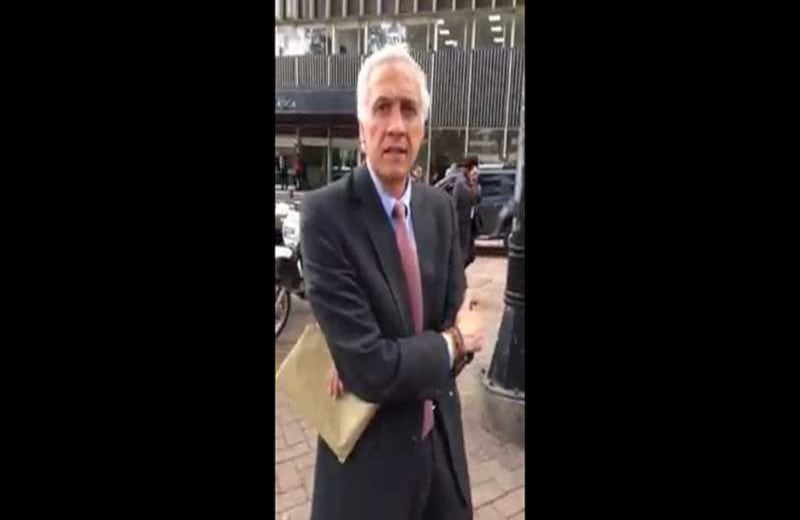 El exalcalde de Bogotá Samuel Moreno Rojas en una céntrica plaza de Bogotá sin mayor seguridad el 27 de abril del 2016.