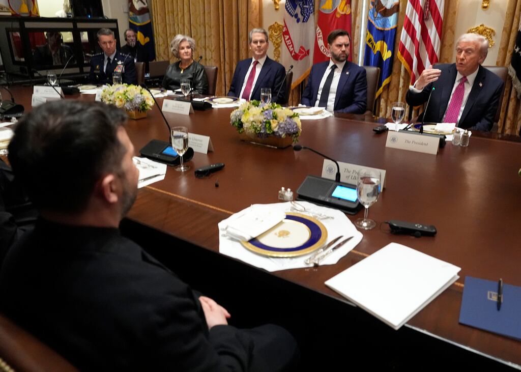 El presidente Donald Trump (derecha) habla antes de un almuerzo con el presidente de Ucrania, Volodymyr Zelenskyy