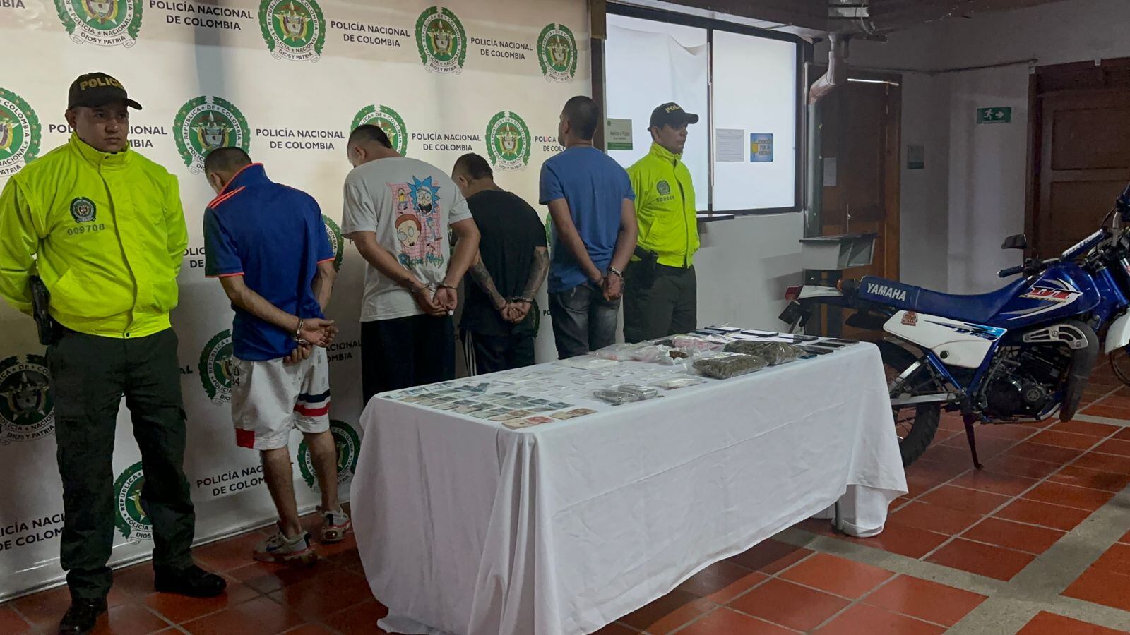 Cuatro hombres fueron capturados en dos allanamientos.