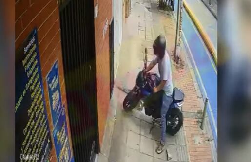 El delincuente violentó el sistema de seguridad de la motocicleta.