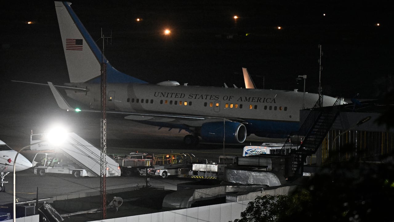 Se observa la aeronave que transporta al secretario de Energía de EE. UU., Chris Wright, tras aterrizar en el Aeropuerto Internacional Simón Bolívar de Maiquetía, estado de La Guaira.