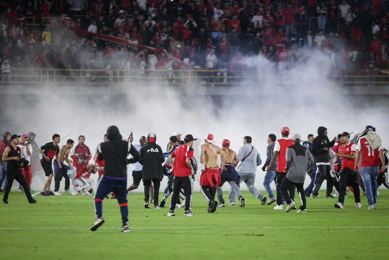 Hinchas ingresaron al gramado de El Campín y armaron batalla campal