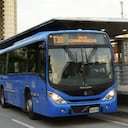 Una bomba incendiaria fue lanzada contra un bus del sistema MÍO en Cali.