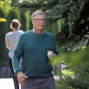 Bill Gates, cofundador de Microsoft y presidente de la Fundación Gates, camina hacia una sesión matutina durante la Conferencia Allen & Company Sun Valley el 7 de julio de 2022 en Sun Valley, Idaho. (Foto de Kevin Dietsch / GETTY IMAGES NORTE AMÉRICA / Getty Images vía AFP)