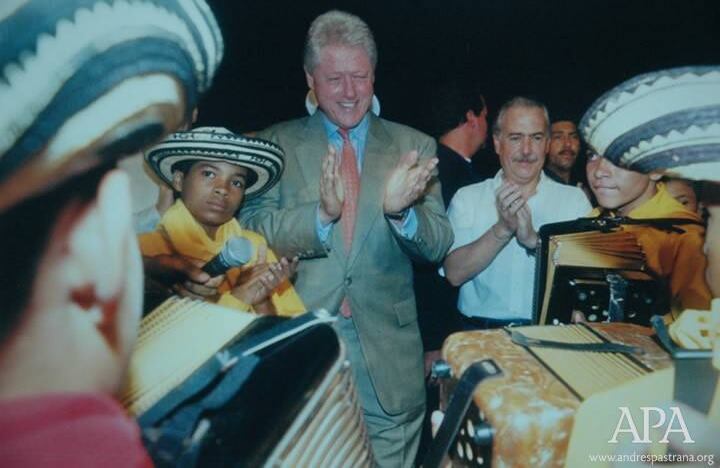  El 26 de junio del 2002 el presidente de Estados Unidos, Bill Clinton, visitó Cartagena. Allí estuvo acompañado del entonces presidente Andrés Pastrana. Clinton escuchó varias presentaciones que niños vallenateros hicieron en su honor.  Foto: Andrés Pastrana Arango