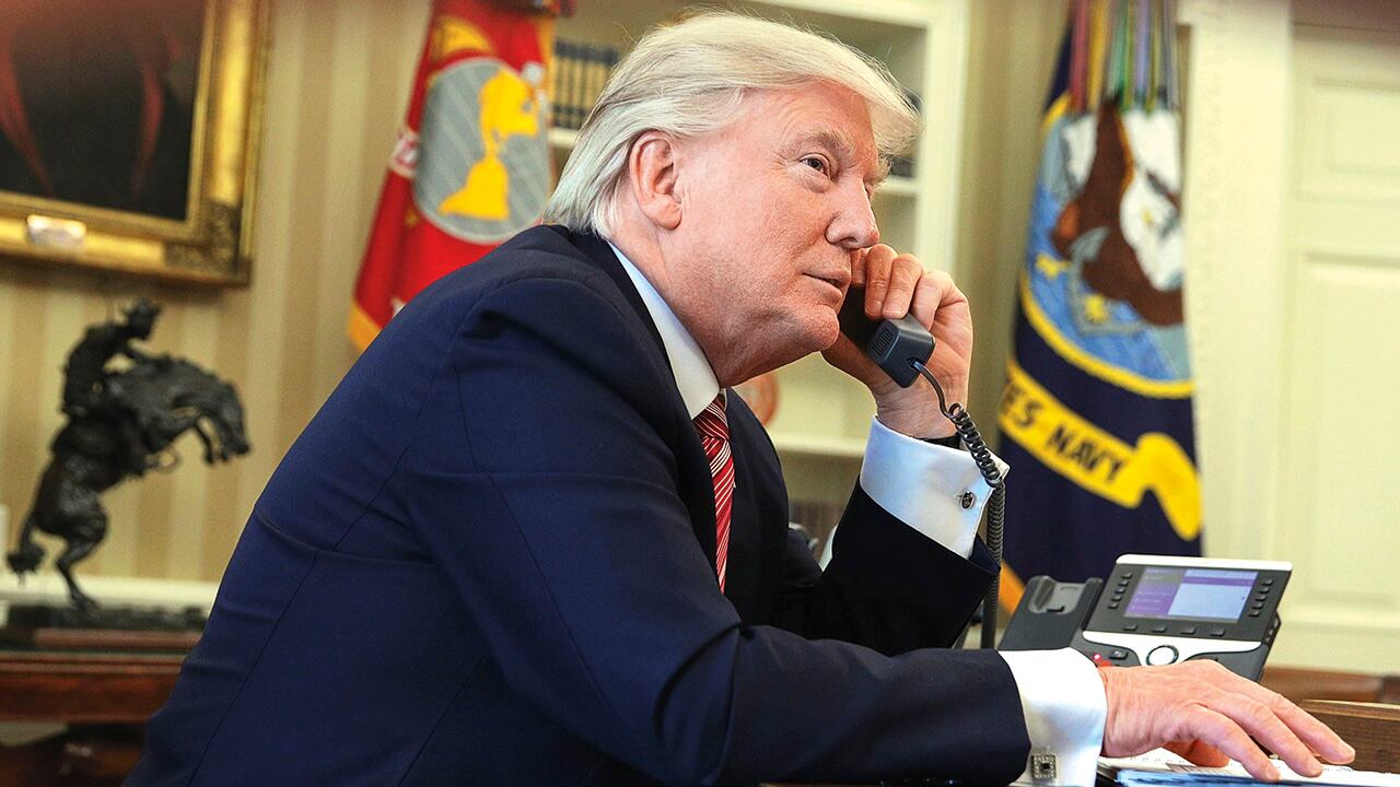 Del lado estadounidense, Trump estaba con periodistas de The New York Times y fue interrumpido en la entrevista con un mensaje escrito a mano que le entregaron en su despacho.