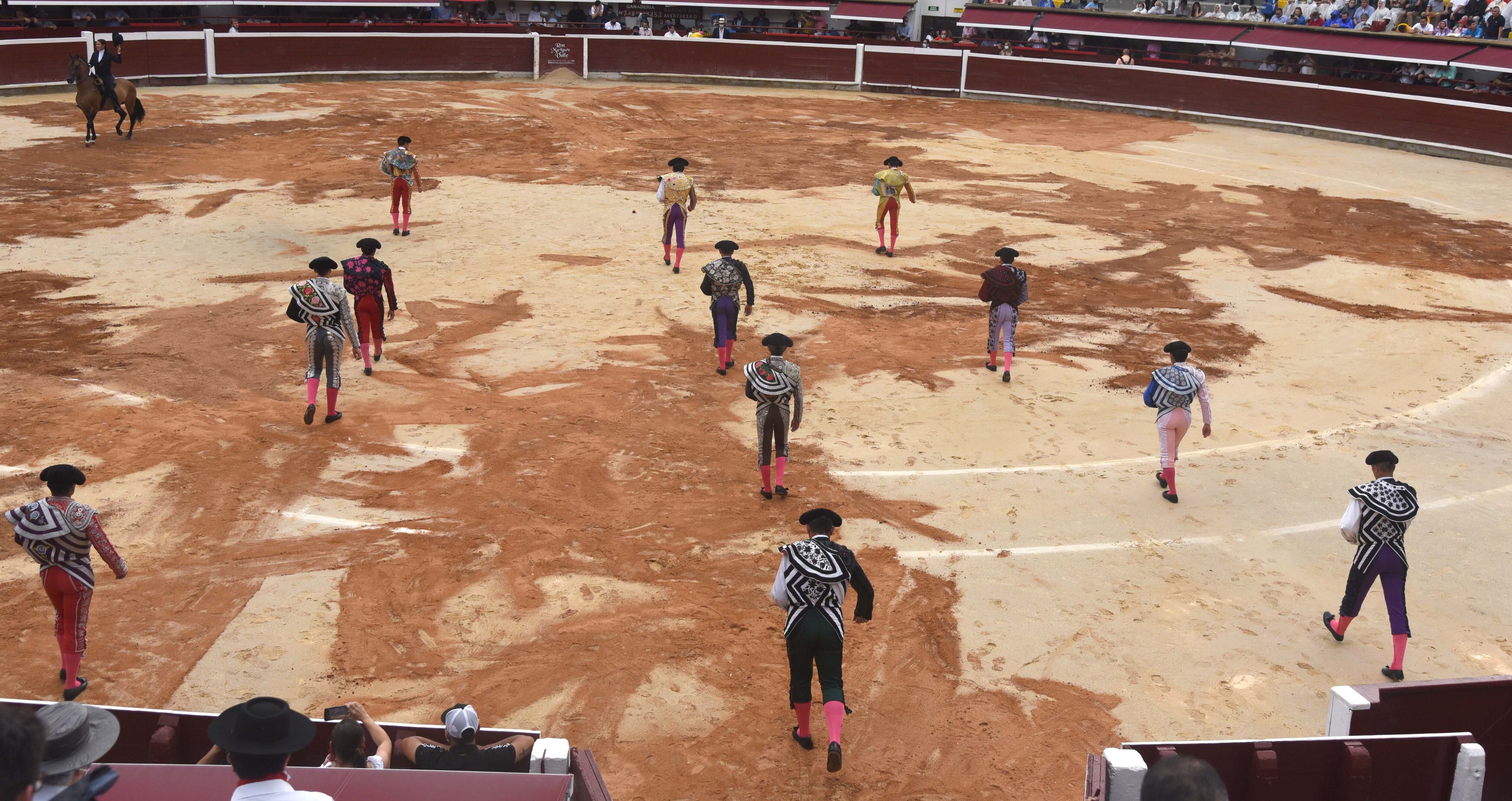 Insólito paseíllo en Cali, sin alguaciles ni picadores como es la tradición este desfile de más 300 años de existencia.