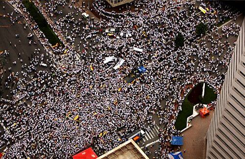 Desde el cielo, en el norte de Bogotá se veía una masa blanca sobre la calle. Eran cientos de personas marchando. 