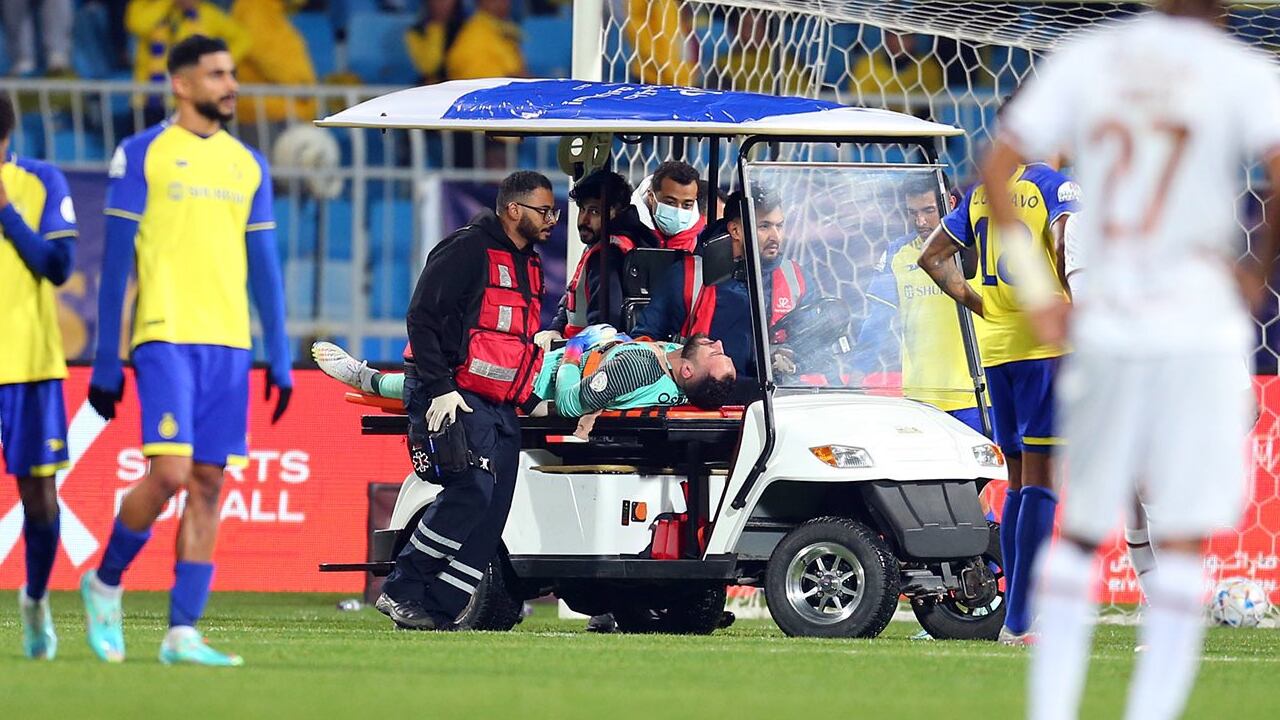 David Ospina al momento en que fue retirado en camilla del campo de juego