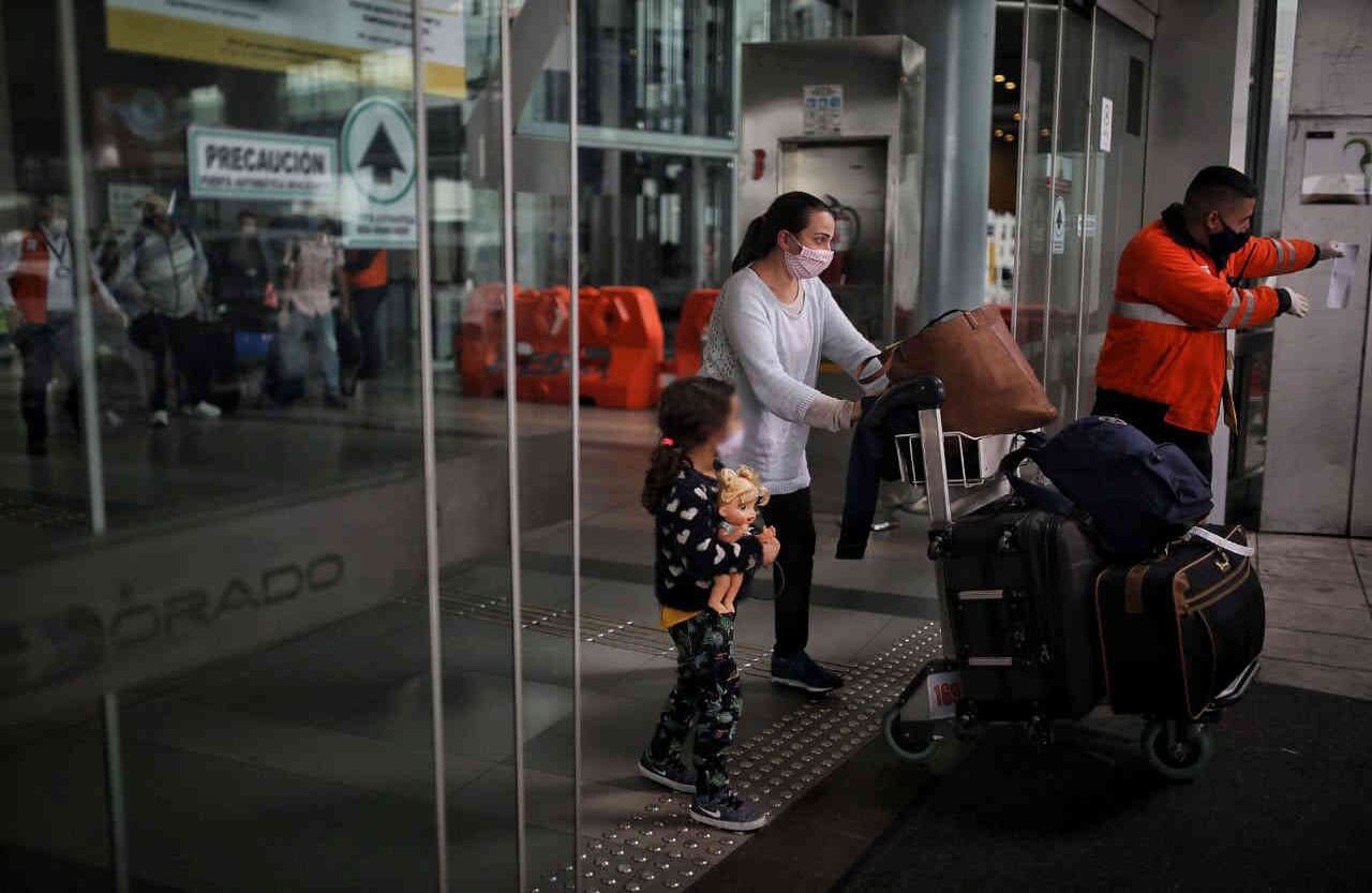 No obstante, en el Aeropuerto Internacional El Dorado de Bogotá siguen los protocolos de bioseguridad para proteger a trabajadores, viajeros y hasta taxistas ante cualquier riesgo de contraer el coronavirus. Esteban Vega/SEMANA