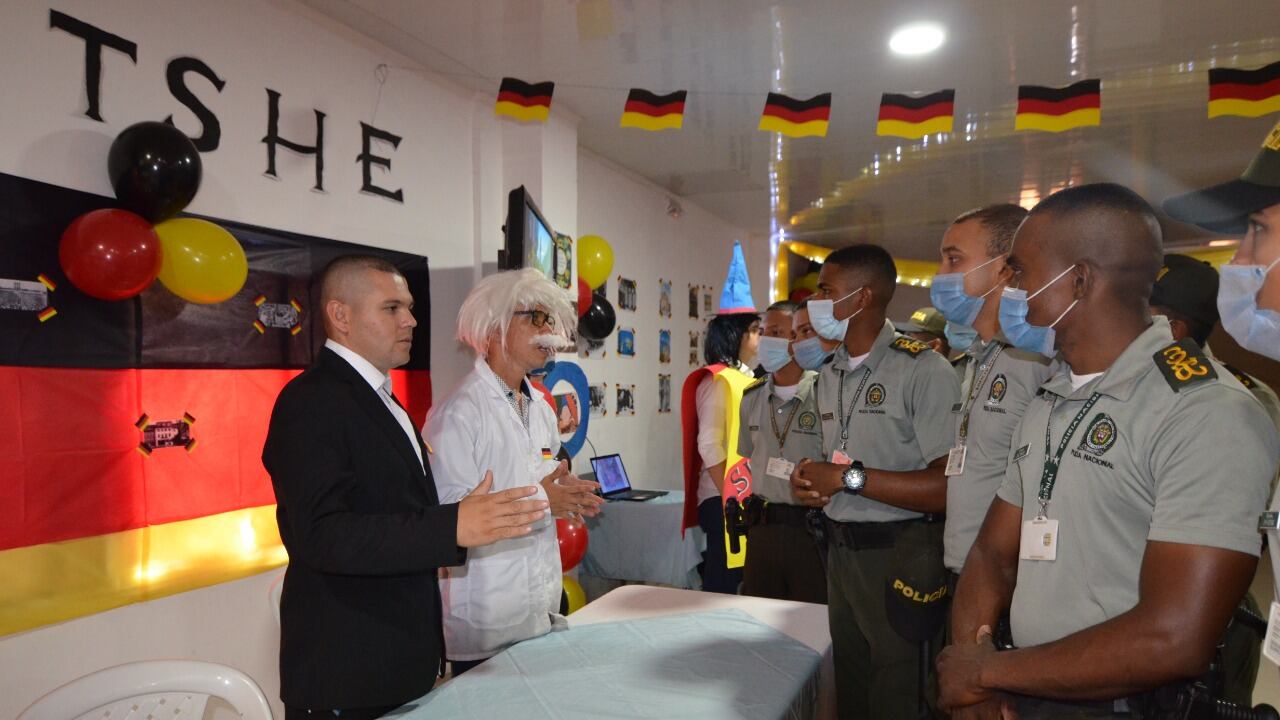 Policías nazis: Un mayor, suspendido por el escándalo de policías disfrazados de nazis, ganó una tutela que ordenó a la inspección de la Policía reintegrarlo a su cargo.