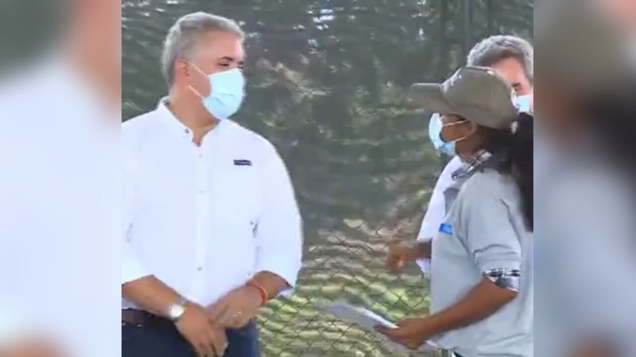 El presidente Iván Duque y la líder campesina Oneli María Pineda Negrete, en Tierralta (Córdoba)