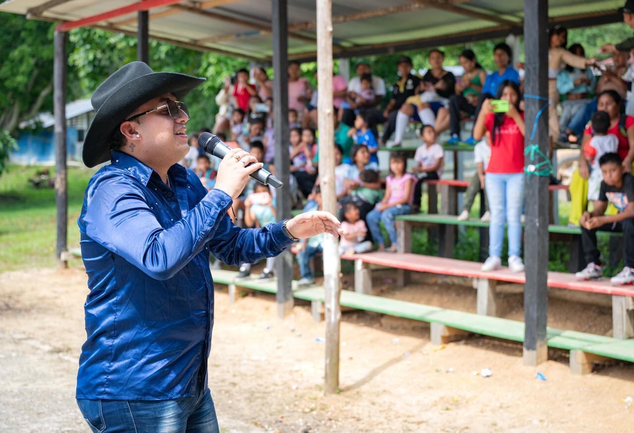 Más de 3.000 regalos para niños y adultos, llegaron desde Bogotá hasta el Araracuara, una población, en su mayoría indígena, para celebrarle la Navidad.