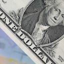 El euro se cotizaba el lunes a US$1,0985, después de una caída de 20% que comenzó en mayo del año pasado.