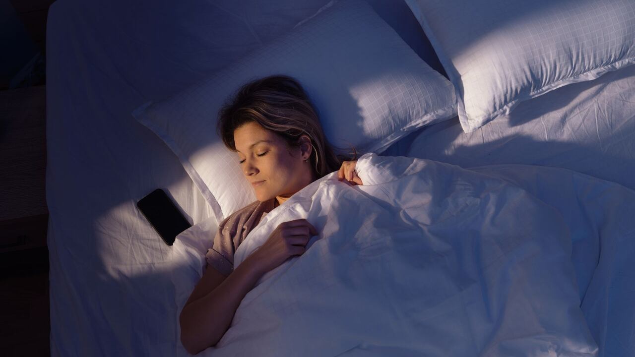 Usar el celular antes de dormir no es recomendado por expertos.