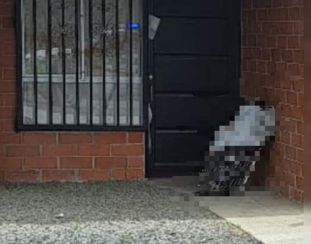 La mujer fue hallada a las afueras de una vivienda en un carrito de mercado.