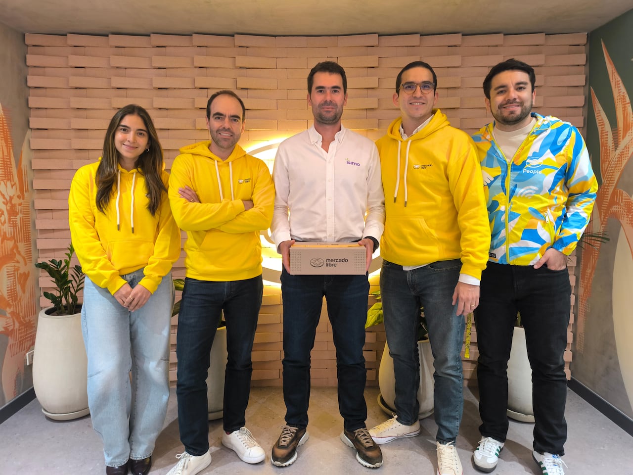 Milena Corredor, Manager CPG Mercado Libre Colombia; Doménico Barbato, Gerente General Mercado Libre Colombia y Venezuela; Andrés Escobar Uribe, Gerente General Ísimo; José Joaquín Madero, Senior Manager Marketplace Mercado Libre Colombia, y Sergio Reina, Top Brands softlines supervisor.