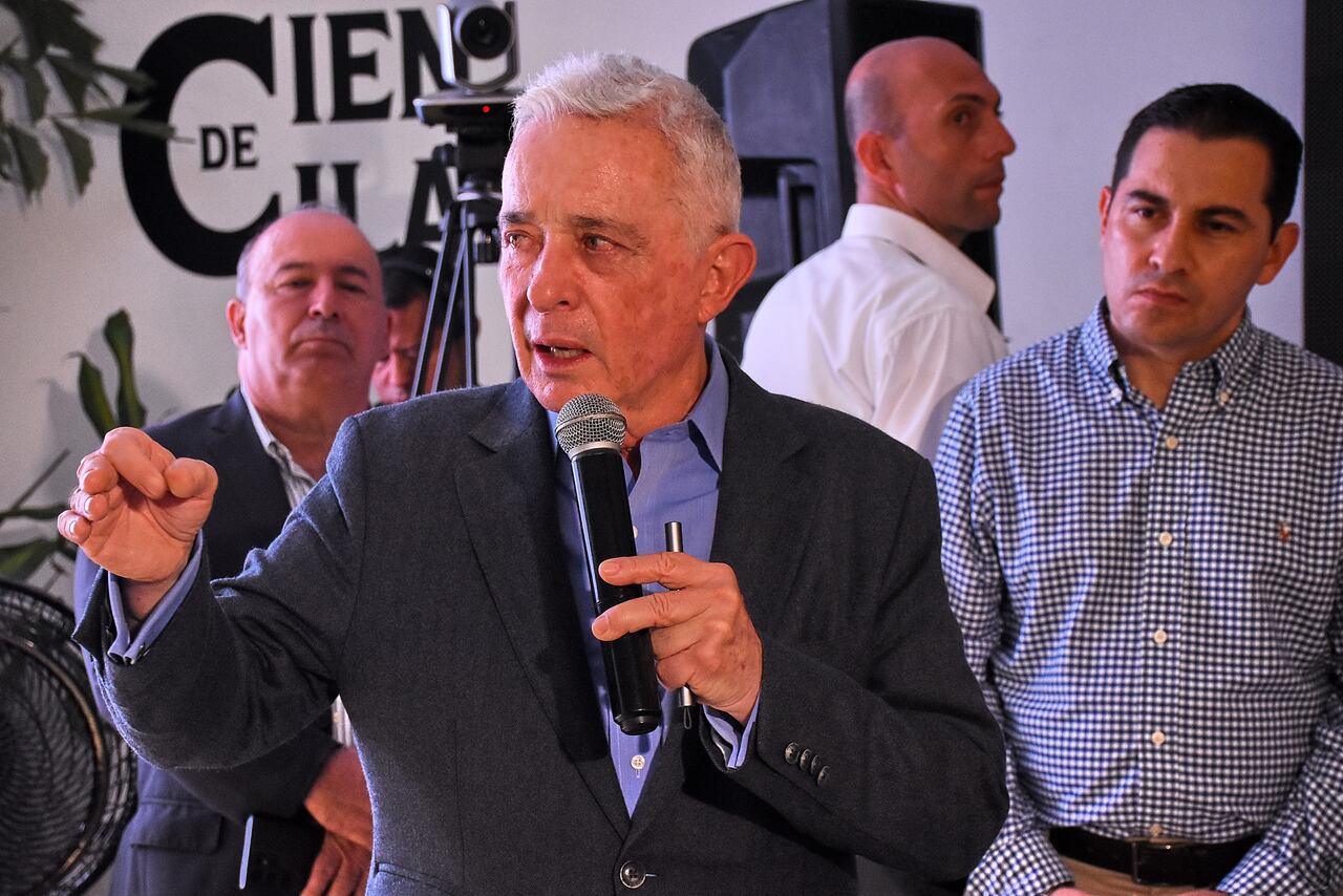 El Expresidente Álvaro Uribe Vélez habló de la consulta popular con comerciantes, empresarios y diferentes personalidades de la ciudad.