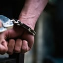 criminales esposados arrestados por delitos