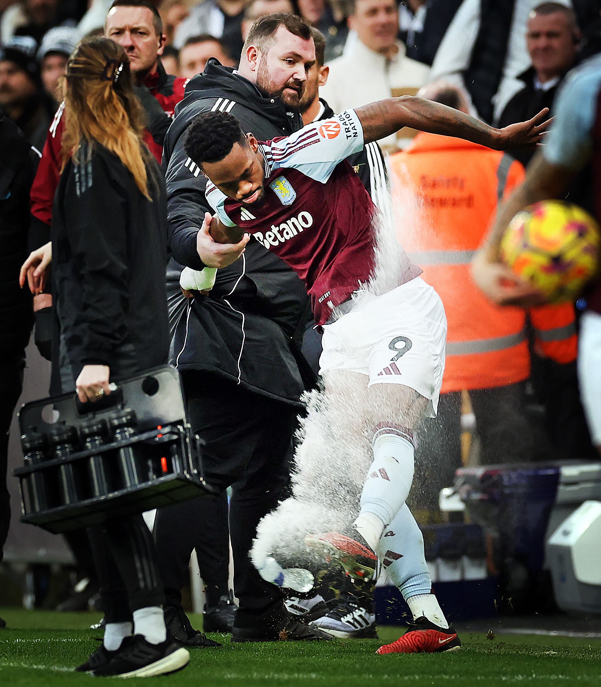 NEWCASTLE UPON TYNE, ENGLAND - DECEMBER 26: Jhon Duran of Aston Villa kicks a water bottle after receiving a red card after fouling Fabian Schaer of Newcastle United (not pictured) during the Premier League match between Newcastle United FC and Aston Villa FC at St James' Park on December 26, 2024 in Newcastle upon Tyne, England. (Photo by Ian MacNicol/Getty Images)
