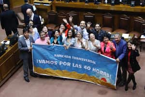 Congresistas de Chile en favor de la reducción de la jornada laboral a las 40 horas semanales. (Foto: Europa Press/ PABLO OVALLE ISASMENDI 21/3/2023)