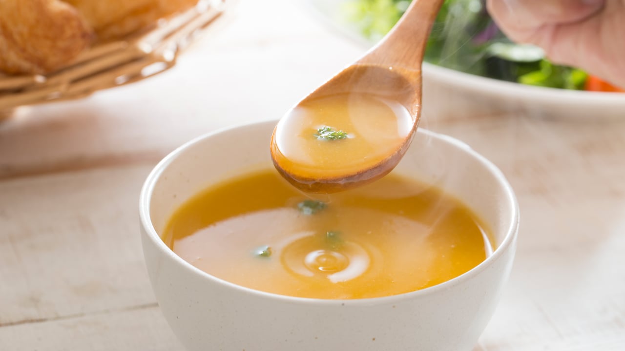 La sopa de cebolla estimula la actividad gástrica y elimina el exceso de líquidos, lo cual la hace ideal para quemar calorías y bajar de peso.