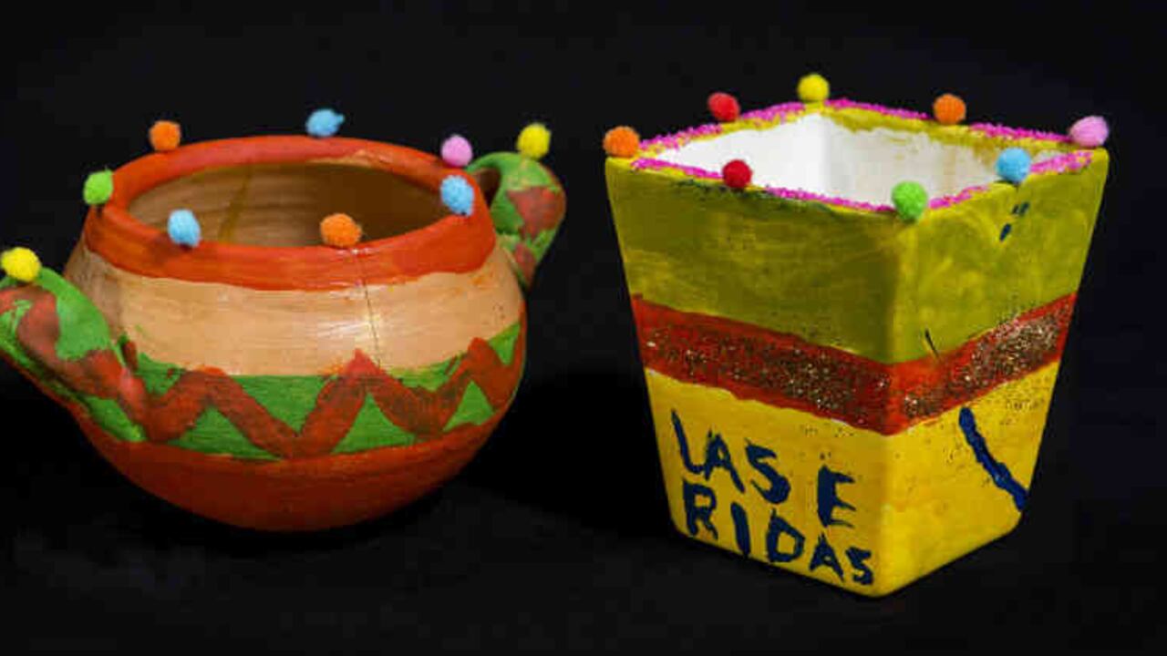 16 objetos cerámicos intervenidos por las víctimas estarán exhibidos en el Centro de Memoria, Paz y Reconciliación de Bogotá hasta el 23 de diciembre.