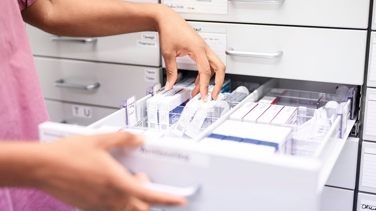 Trabajadores denuncian que las fallas administrativas incluso alcanzaron a generar represamiento de medicamentos y pérdidas por cambio de proveedores.