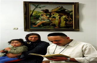 (Tehran, Irán) El judío iraní Heartsel Gidaeian lee un libro santo con su esposa Pouran y su hijo Netelil durante las vacaciones de Pascua de los judíos. En esta fecha conmemoran la salida precipitada de los israelitas de Egipto. (AP Photo/Hasan Sarbakhshian)