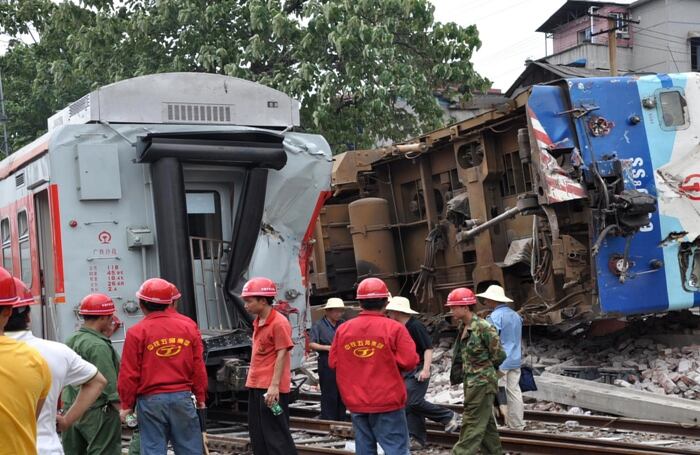 Lunes, 29 de junio de 2009. Varias personas ayudaron al equipo en los trabajos de rescate en el choque de dos trenes en la estación del ferrocaril en Chenzhou, China del Sur. AP