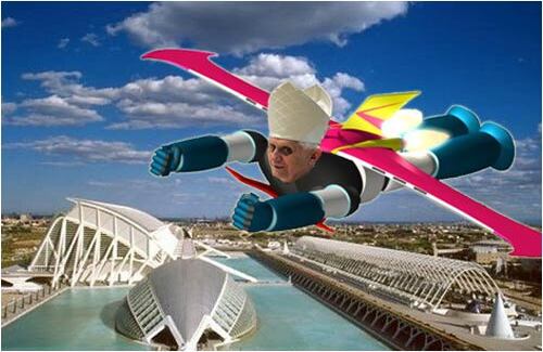 Ocupando un segundo lugar de preferencia entre los personajes contemporáneos, el Papa Benedicto XVI ha circulado por la red encarnando diversos superheróes.
