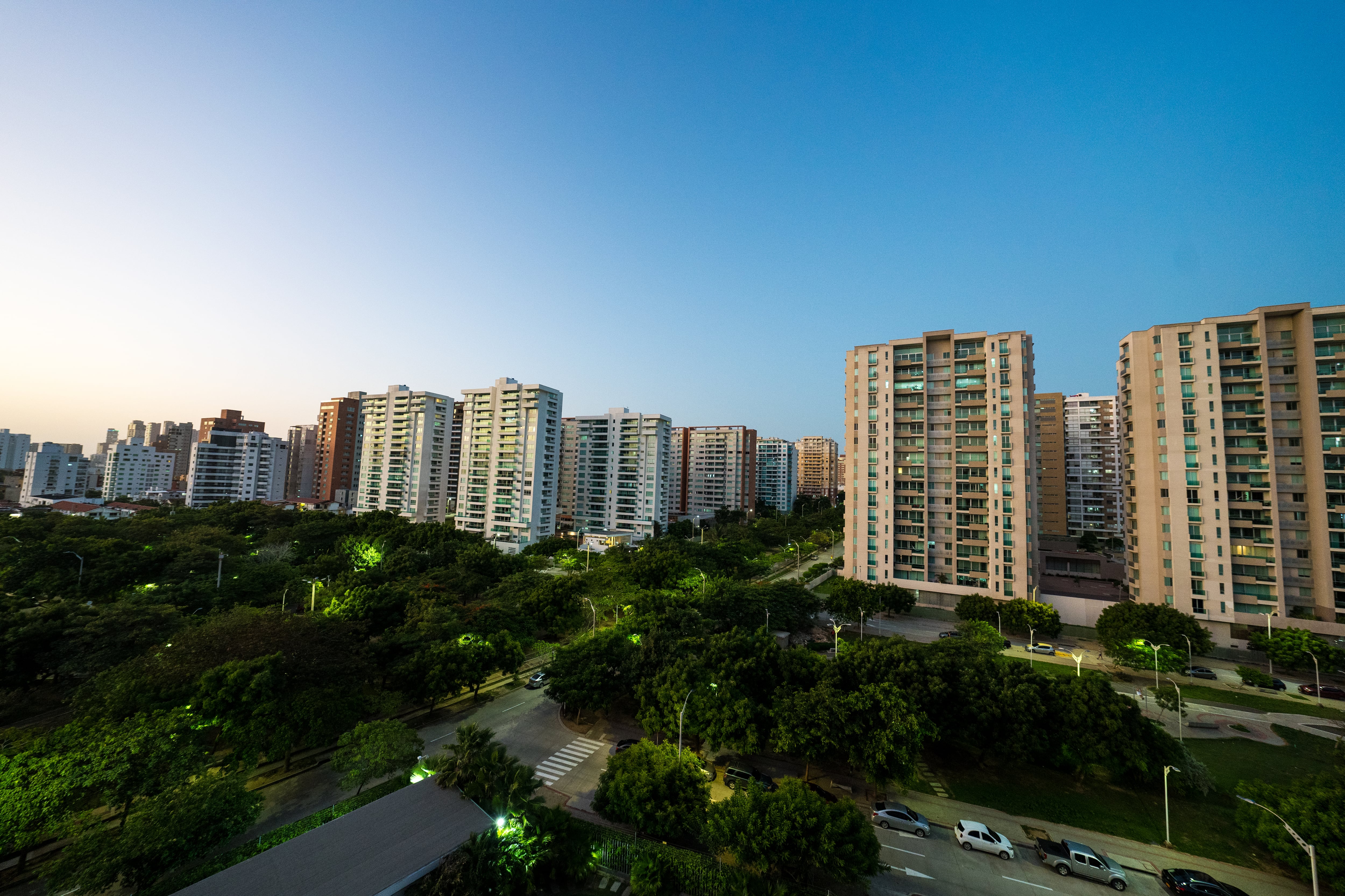 Edificios y árboles en Barranquilla, en medio de la apuesta del Distrito por incorporar más vegetación y sombra para crear espacios públicos más frescos y enfrentar las altas temperaturas.