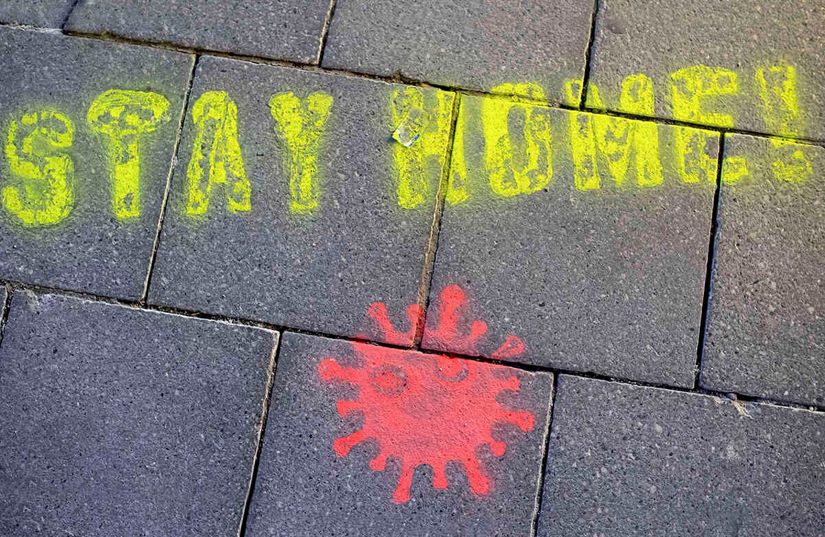 “Stay Home” o “Quédate en casa” es la frase que se ha convertido en clamor mundial. Desde los mandatarios hasta grandes estrellas de Hollywood han pedido a las personas que se queden en sus domicilios para evitar el brote del virus. En Múnich, Alemania, el texto junto con un símbolo que representa al virus fue rociado en el suelo el 16 de marzo de 2020. Foto: Sven Hoppe/ AP.