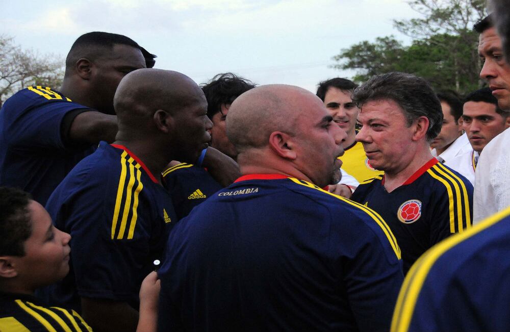 El capitán colombiano, Juan Manuel Santos, tuvo que abandonar el partido por compromisos de Estado. Motivó al resto del equipo para conseguir la victoria. 