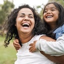 Feliz madre india divirtiéndose con su hija al aire libre - Concepto de familia y amor - Enfoque en la cara de mamá
