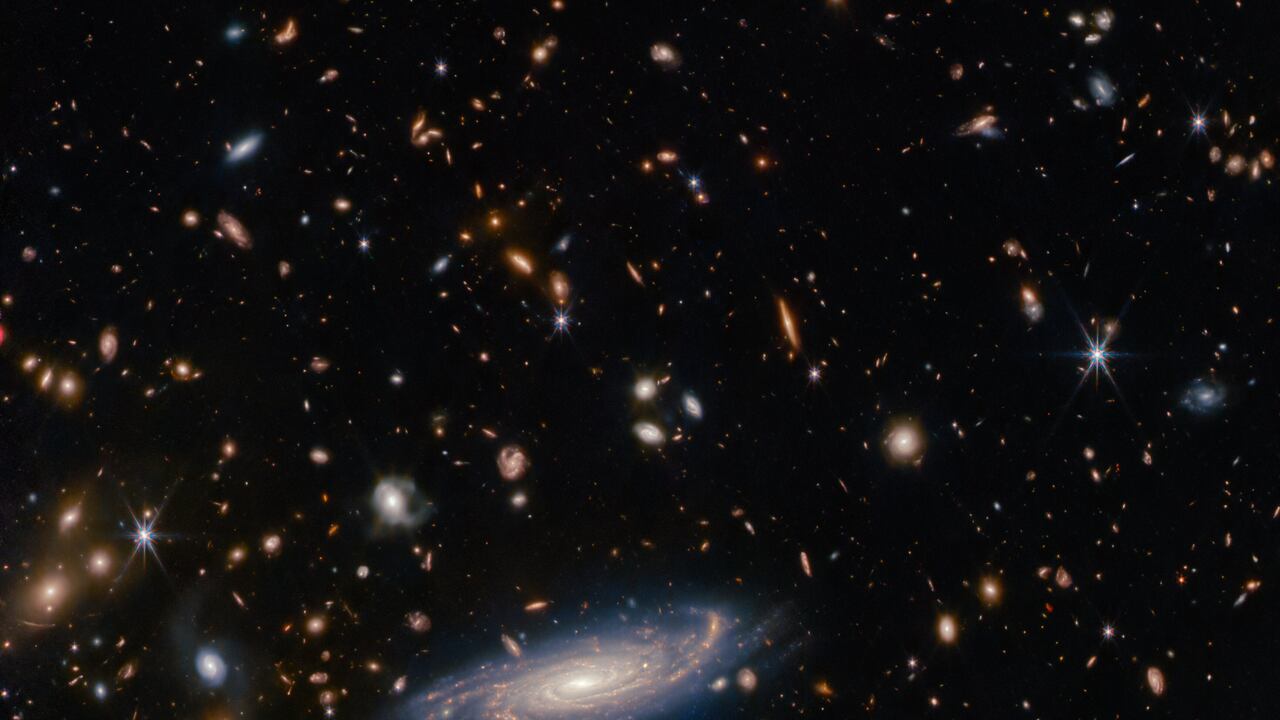 La galaxia estaría a unos mil millones de años-luz de la Tierra.