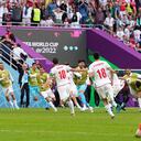 Los jugadores de Irán celebran al final del partido de fútbol del grupo B de la Copa Mundial entre Gales e Irán, en el estadio Ahmad Bin Ali en Al Rayyan, Qatar, el viernes 25 de noviembre de 2022.