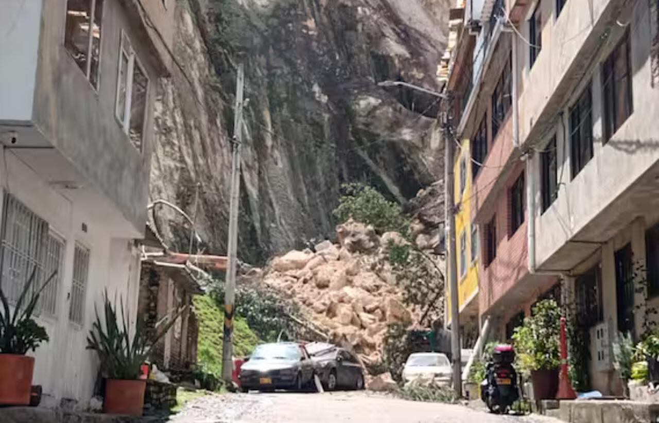 Ingenieros Militares del Ejército apoyan labores de verificación y monitoreo de la emergencia en cerros orientales de Bogotá
