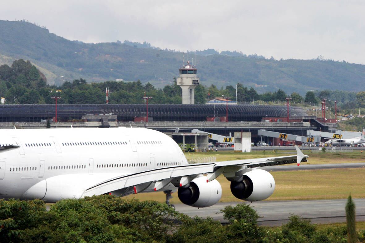 Las aerolíneas cuentan con varias rutas de largo trayecto para comunicar importantes sociedades comerciales.