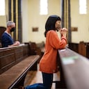 A través de la confesión de pecados y arrepentimiento se pide perdón a Dios.