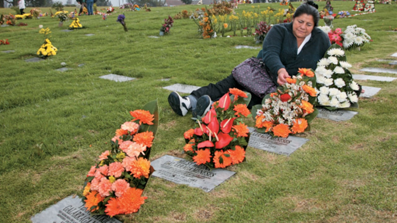 Blanca Nieves Meneses visitando la tumba de sus cuatro hijas violadas y asesinadas por los paramilitares en La Dorada, Putumayo.