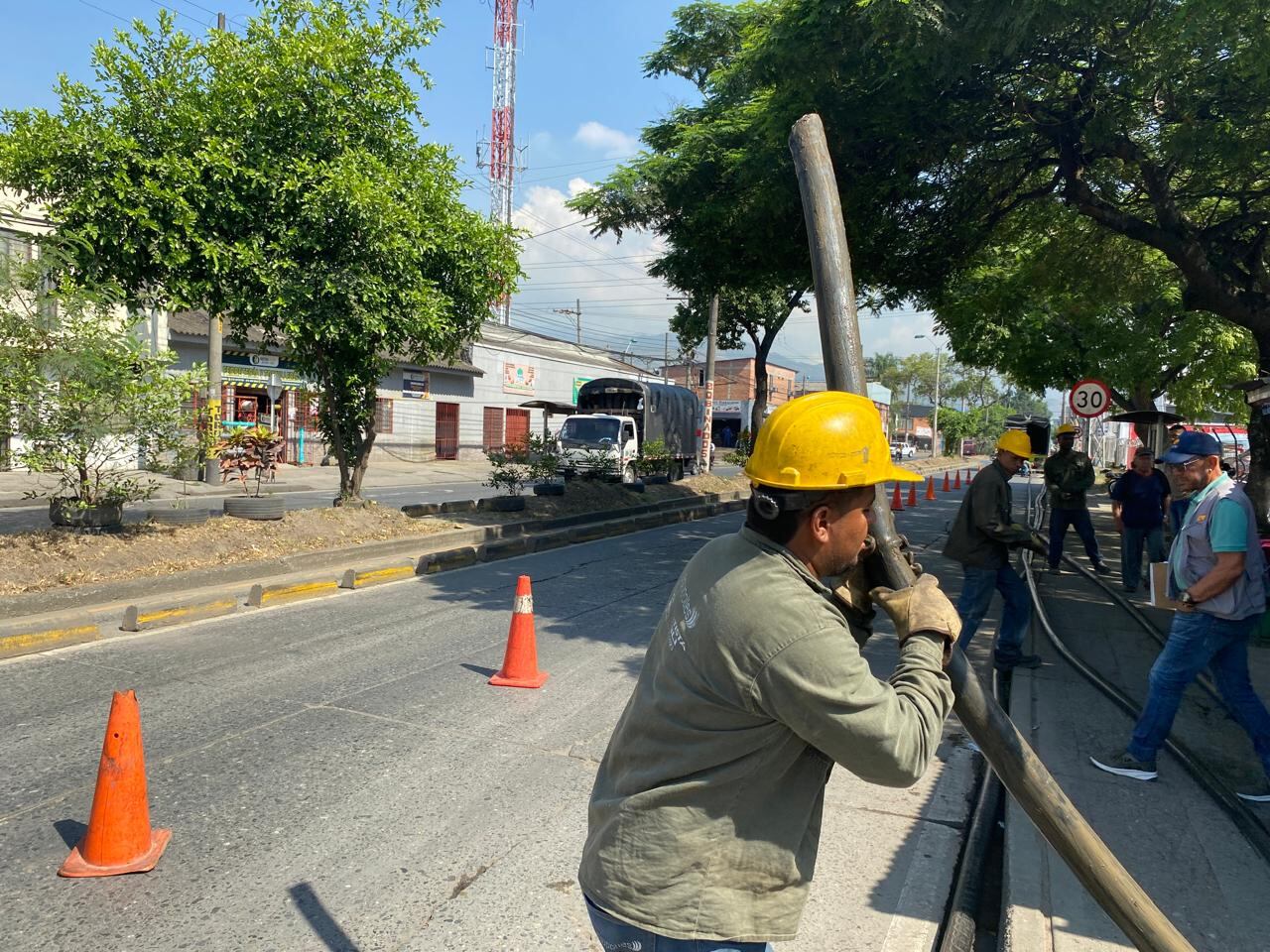 Emcali realiza el retiro del cableado de cobre en algunos puntos de la ciudad y luego este es permutado por un contratista por fibra óptica.