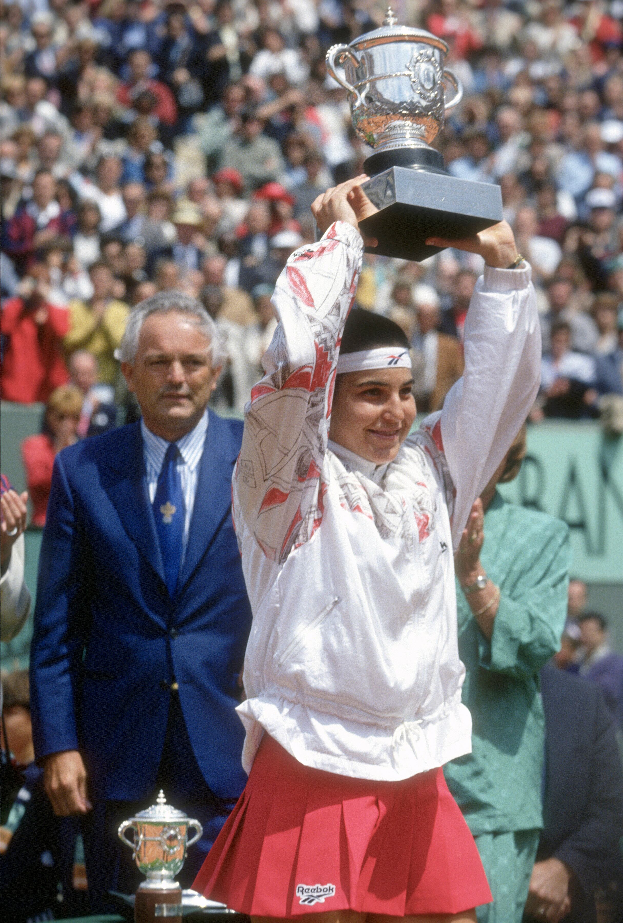Arantxa Sánchez Vicario, de España, sostiene el trofeo tras derrotar a Mary Pierce, de Canadá, por 6-4 y 6-4 en el Abierto de Francia femenino de 1994, circa 1994, en el Stade Roland Garros de París, Francia.