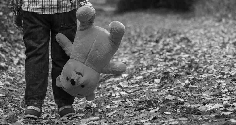 Los menores estaban jugando en el patio del colegio cuando encontraron el condón. (Imagen de referencia)