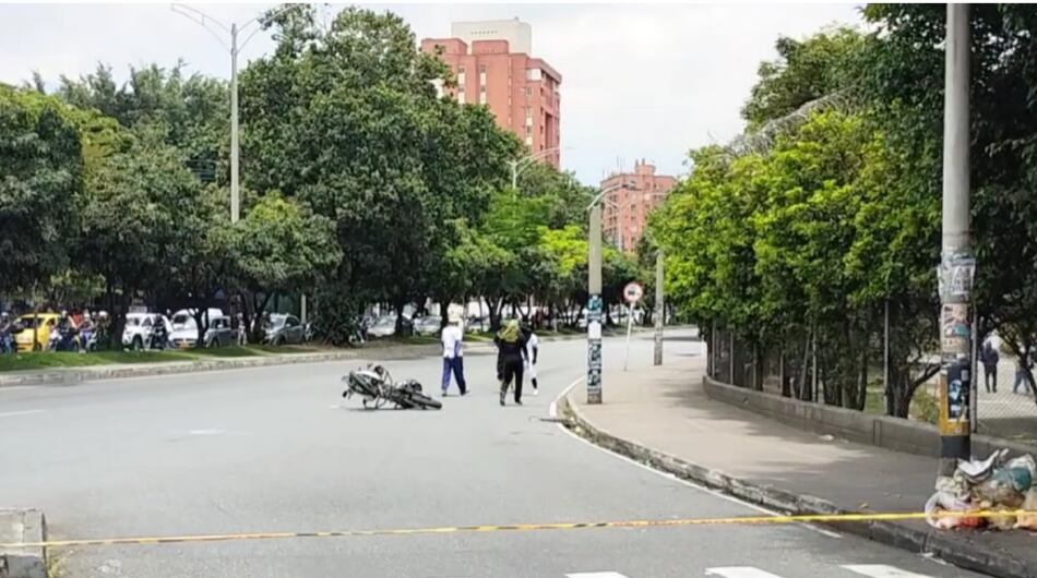 Encapuchados cierran vías de Medellín este 19 de abril.