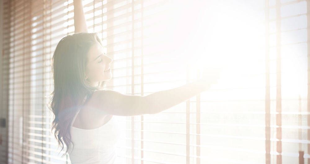Se recomienda tomar baños de sol antes de las 10 de la mañana y después de las 3 de la tarde, durante 20 minutos. En estos se pueden exponer amplios segmentos de piel de las piernas y los brazos.