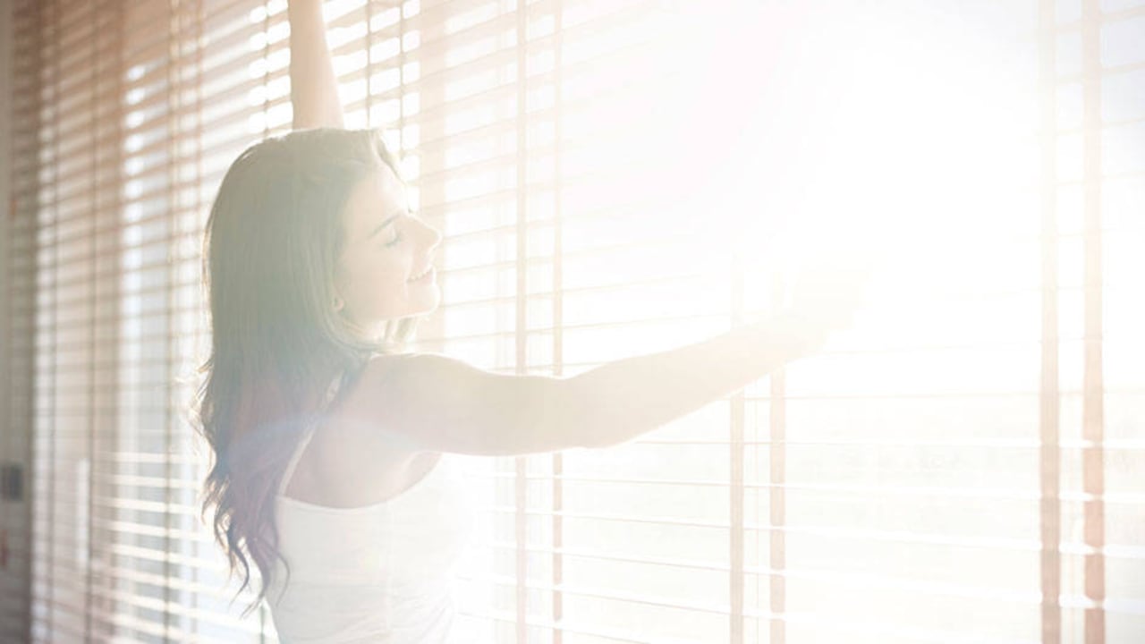 Se recomienda tomar baños de sol antes de las 10 de la mañana y después de las 3 de la tarde, durante 20 minutos. En estos se pueden exponer amplios segmentos de piel de las piernas y los brazos.