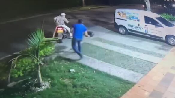 El delincuente se llevó la moto y un bolso con el material de trabajo de la víctima.