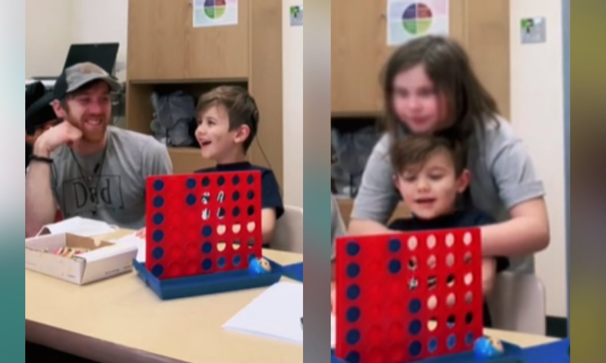 Tierno video muestra a niño sonreír tras escuchar a sus padres por primera vez.