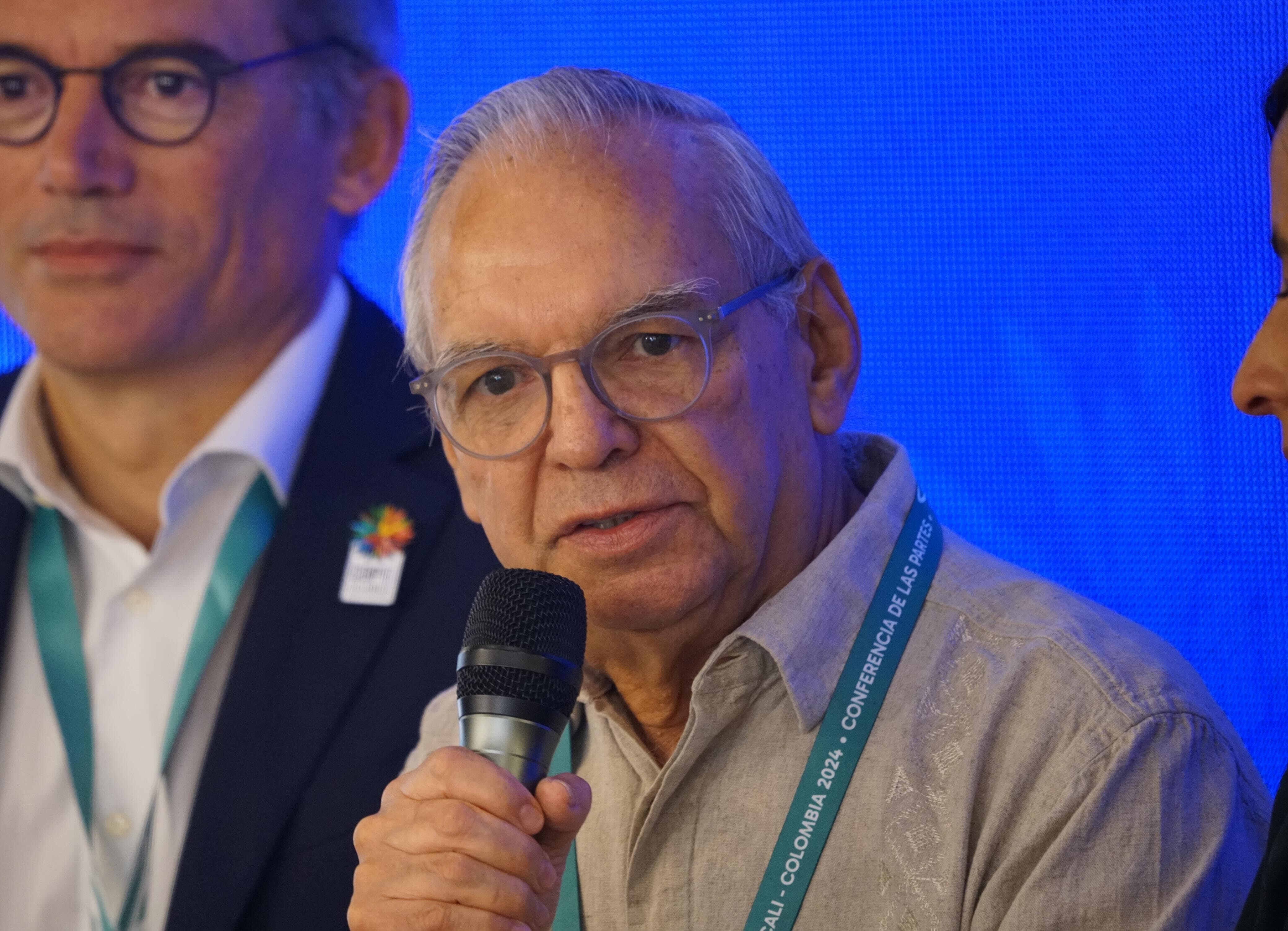 En el marco de la COP16 en Cali, la ministra de Ambiente, Susana Muhamad, en compañía del ministro de Hacienda, Ricardo Bonilla, el presidente de Davivienda, Javier Suárez, el vicepresidente del International Finance Corporation (IFC) para Europa, América Latina y el Caribe, Alfonso García Mora, anunciaron que el país tendría una emisión de bonos para financiar iniciativas encaminadas a la protección de la biodiversidad.